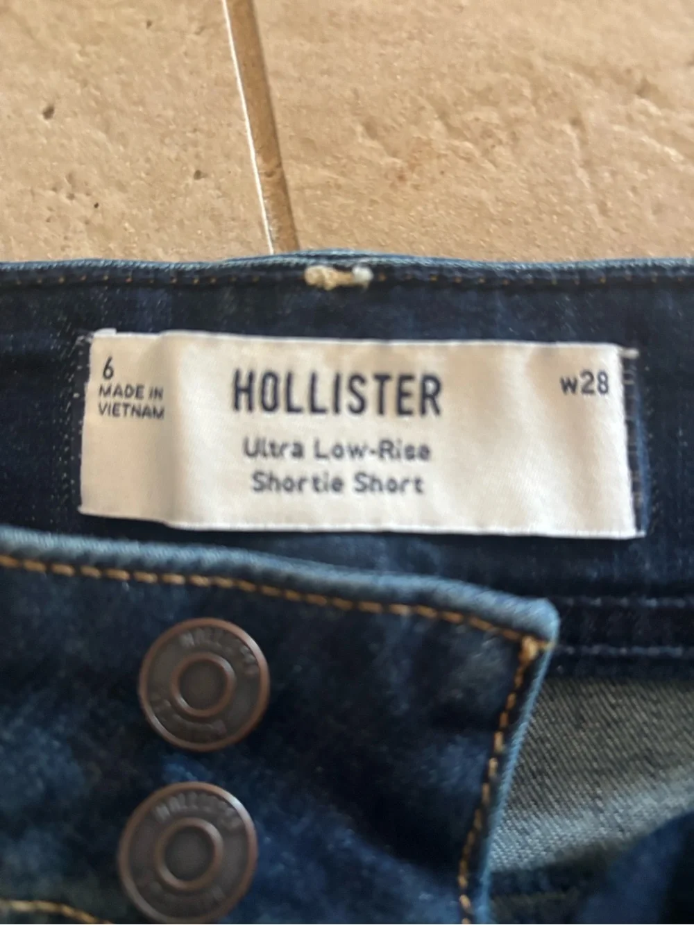 Hollister. New  Dark Blue Denim Shortie Shorts Sz 6. 28” waist